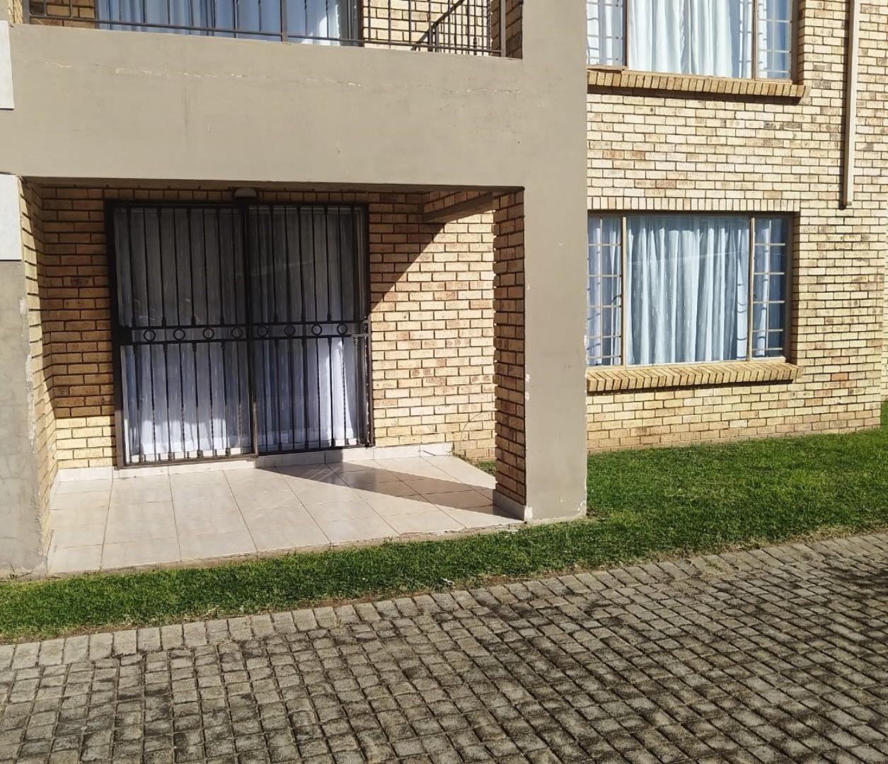 740662_Picture1_patio.jpg